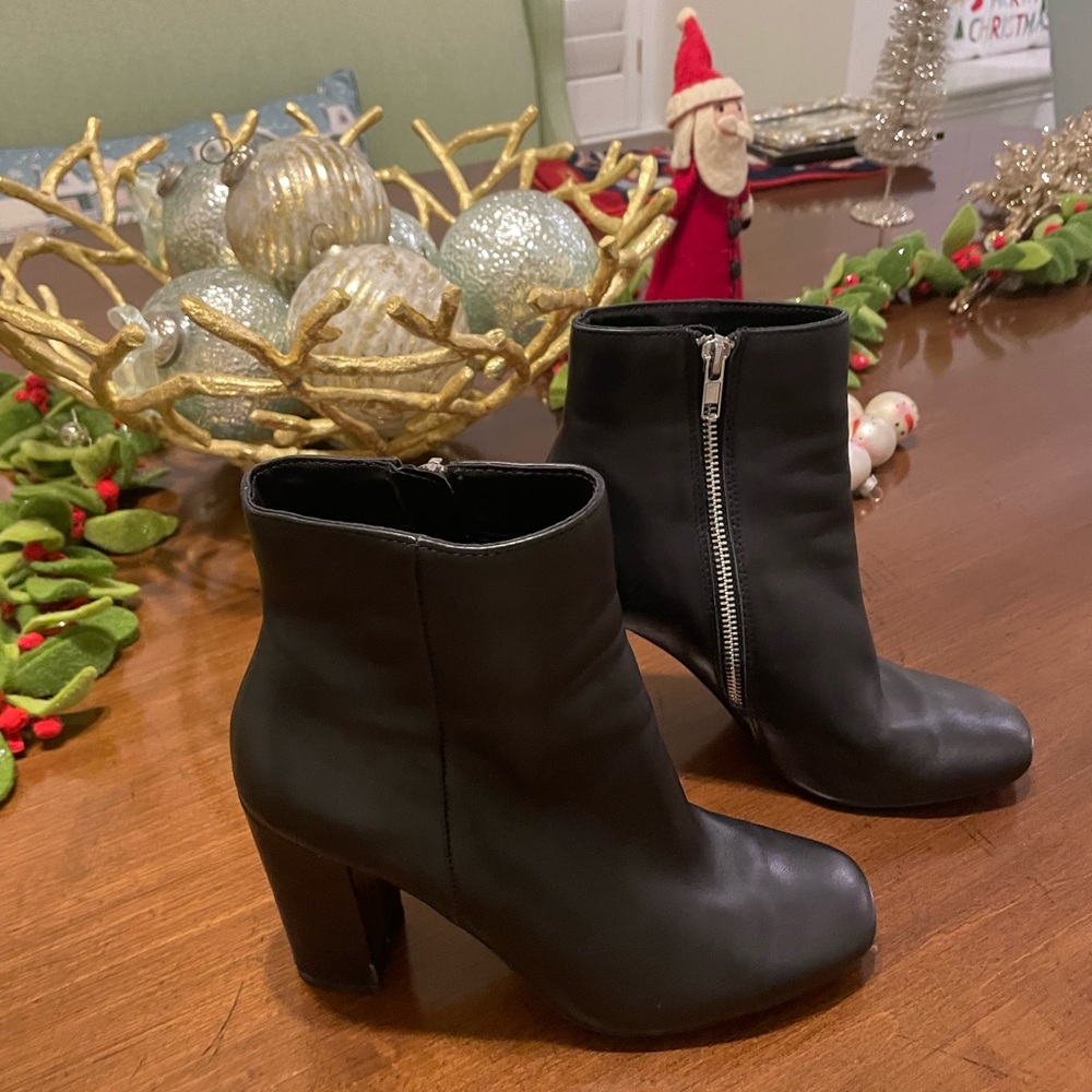 Steve Madden Black Leather Booties - GREAT DEAL!!
